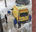 В Новомосковске во дворе застрял вызванный пожилому инвалиду реанимобиль