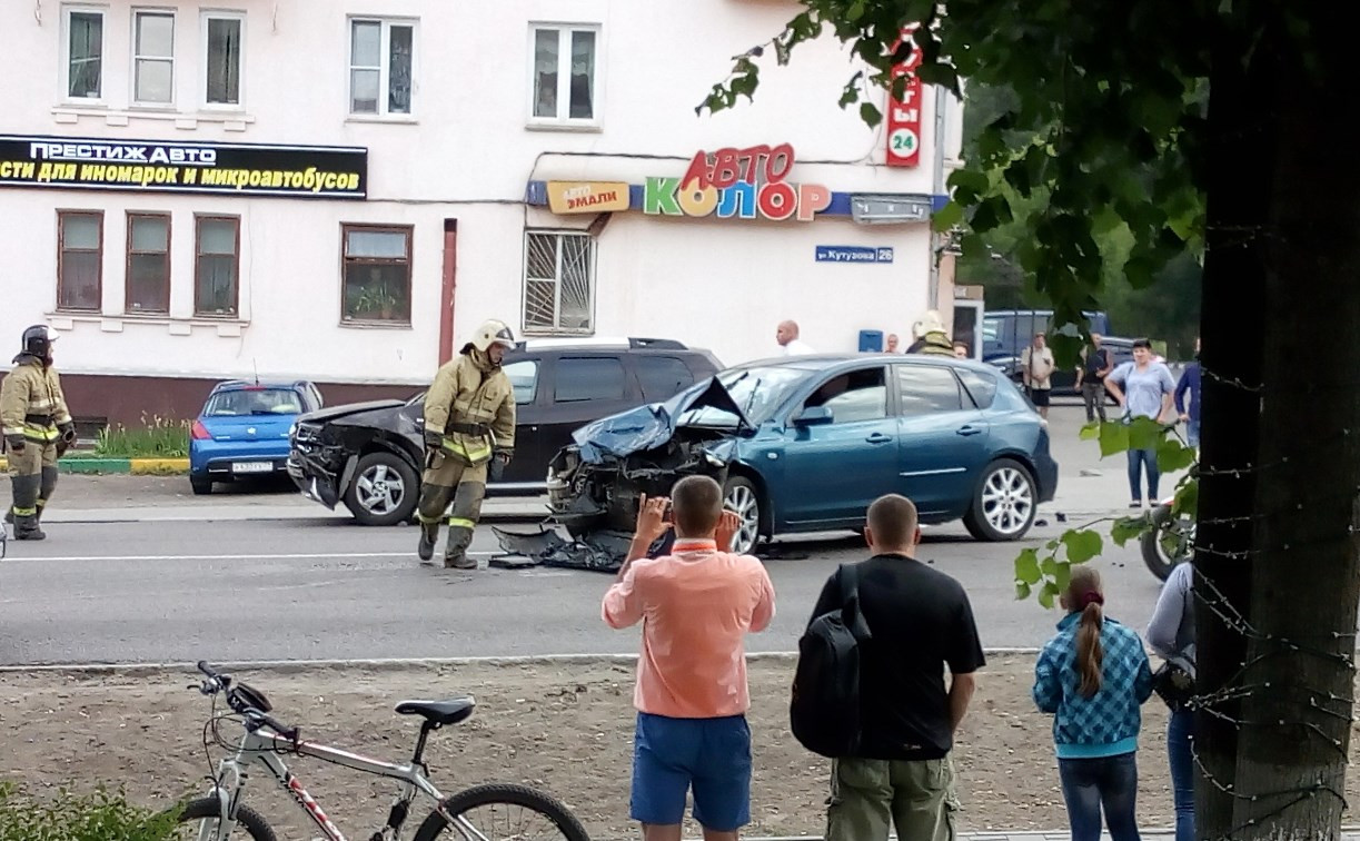 На улице Кутузова в Туле столкнулись Mazda 3 и Renault Duster