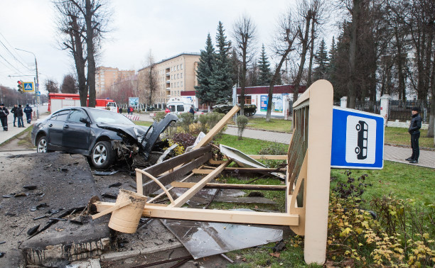 В Туле BMW снес остановку: разыскиваются очевидцы ДТП