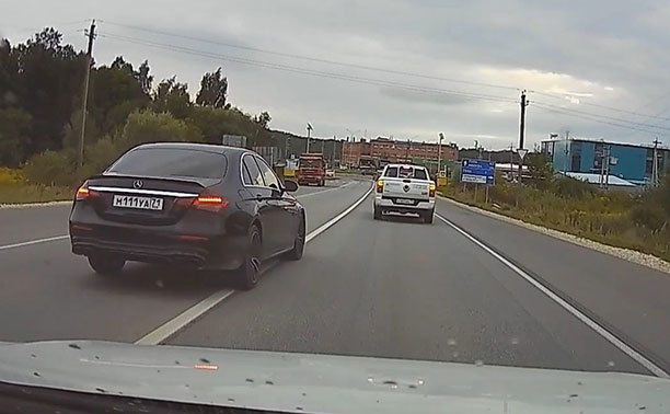 В Туле водитель Mercedes за три секунды дважды нарушил ПДД