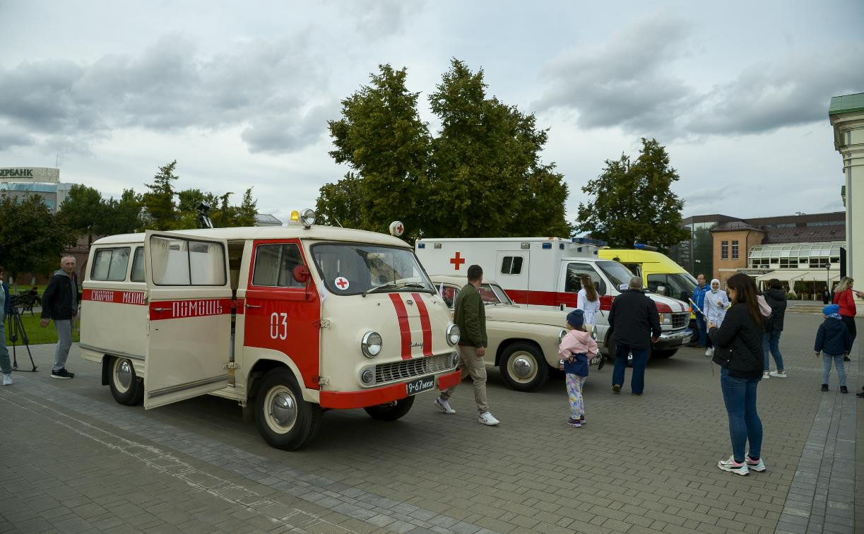 В Тульском кремле прошла выставка медицинских автомобилей