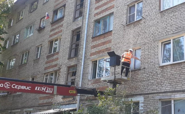Рабочие приступили к ремонту поврежденной беспилотником пятиэтажки на Металлургов 