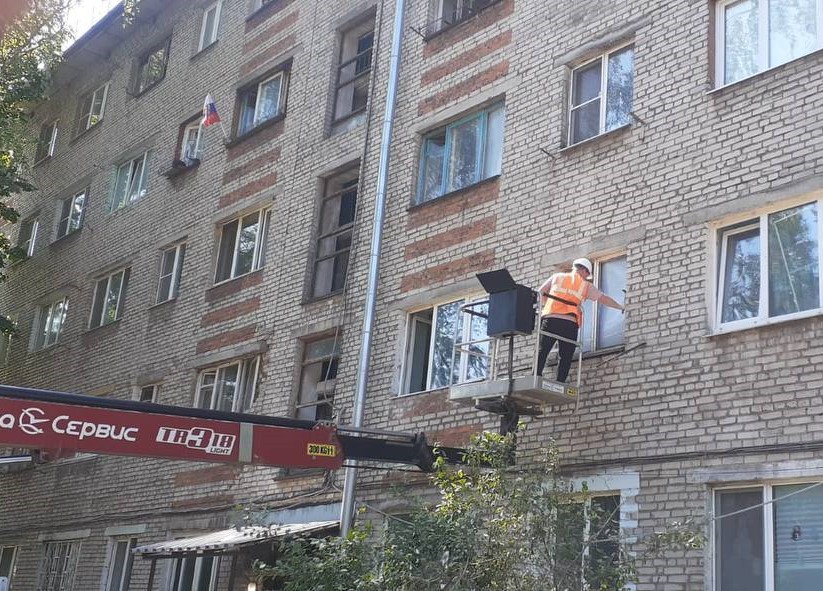 Рабочие приступили к ремонту поврежденной беспилотником пятиэтажки на Металлургов 