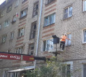 Рабочие приступили к ремонту поврежденной беспилотником пятиэтажки на Металлургов 