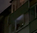 Ночью в Туле неадекватный мужчина крушил свой балкон и пугал соседей. Видео