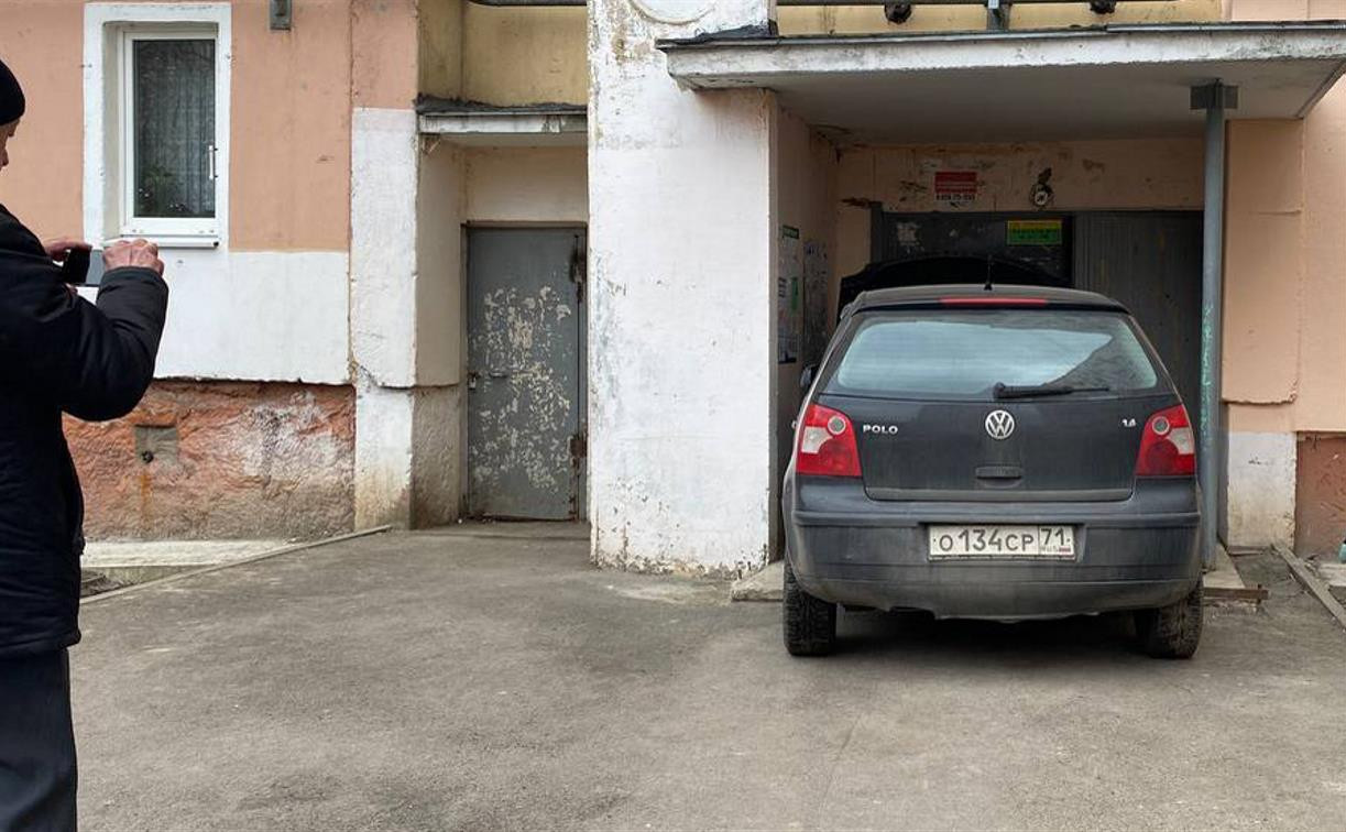 В Туле Volkswagen без водителя заехал в подъезд 