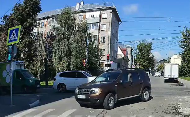 В Туле два водителя уверенно проехали под «кирпич»