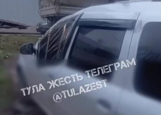 На Косой Горе неадекватный мужчина повредил несколько автомобилей