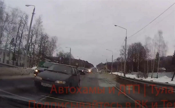 Под Тулой водитель ВАЗа чудом не устроил лобовое ДТП: видео