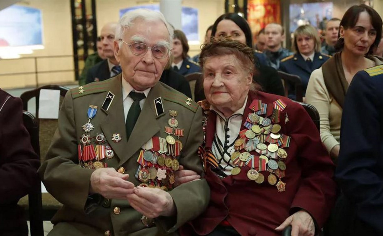 Алексей Дюмин вручил юбилейные медали ветеранам Великой Отечественной войны
