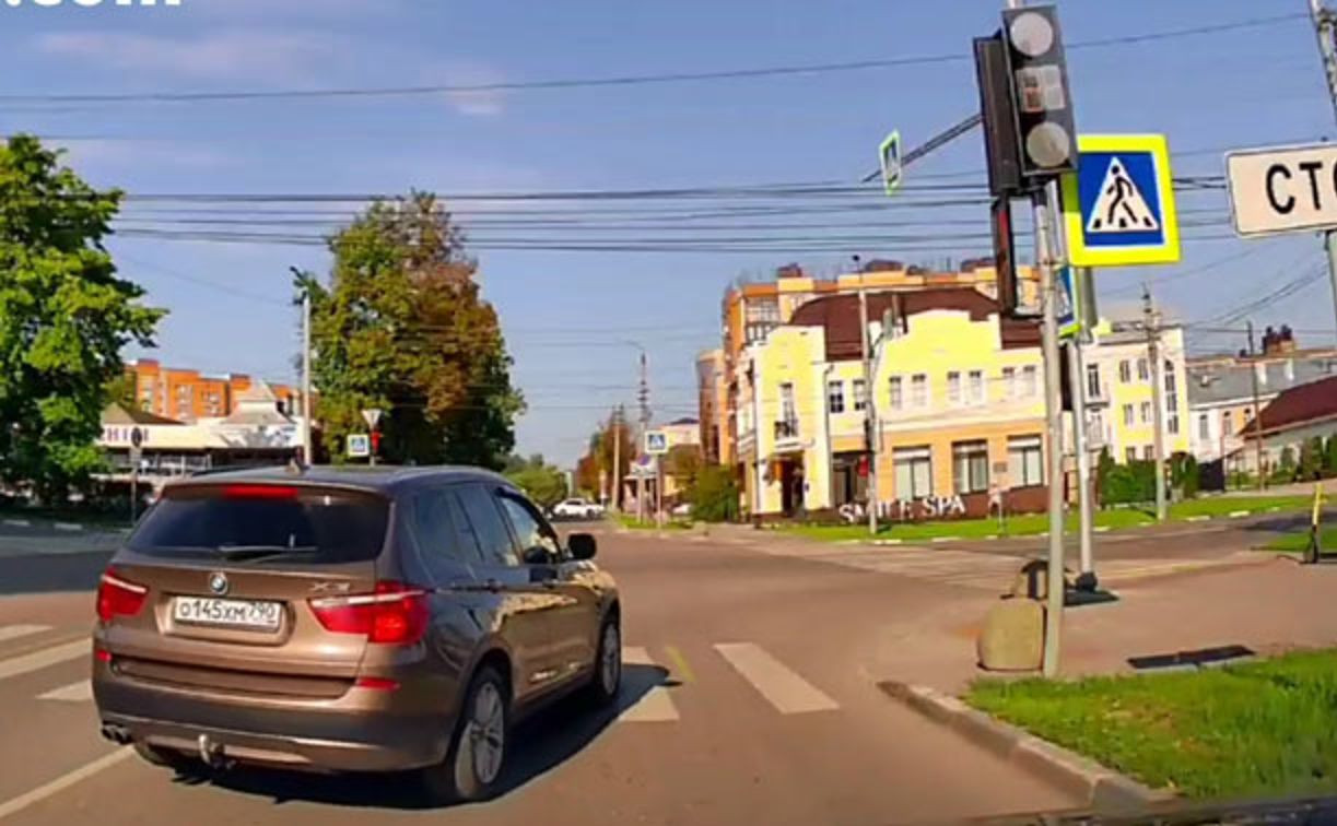 В Туле водитель BMW показал свое воспитание и знание ПДД: нарушителя нашли и оштрафовали