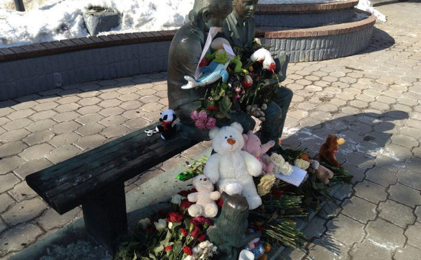 В Туле загорелись цветы и игрушки, оставленные в память о жертвах трагедии в Кемерово 