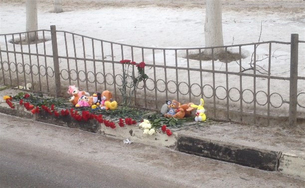 К месту гибели мальчика на ул. Пузакова приносят цветы и игрушки