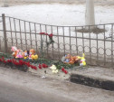 К месту гибели мальчика на ул. Пузакова приносят цветы и игрушки