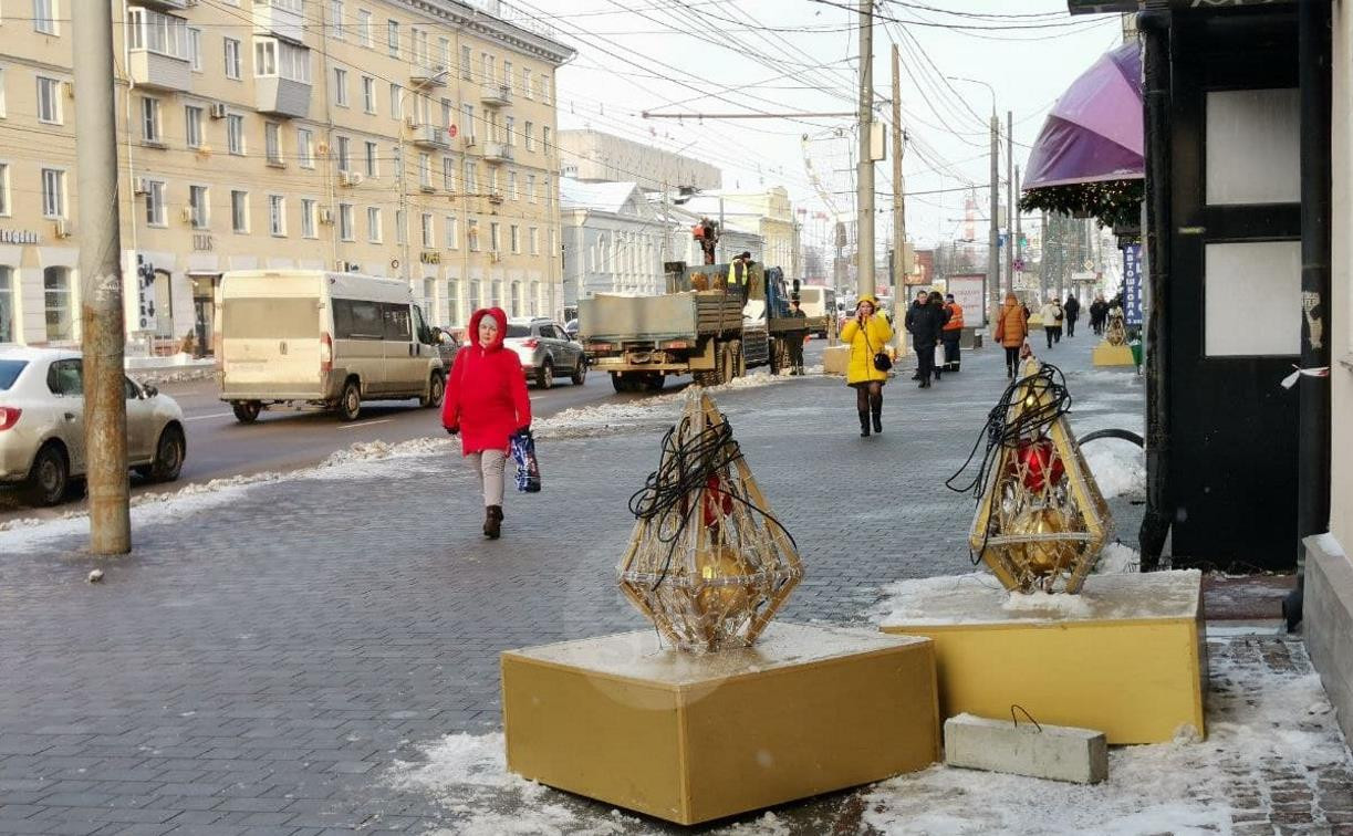 «Смените это немедленно!»: на проспекте Ленина в Туле переделывают странные новогодние украшения 