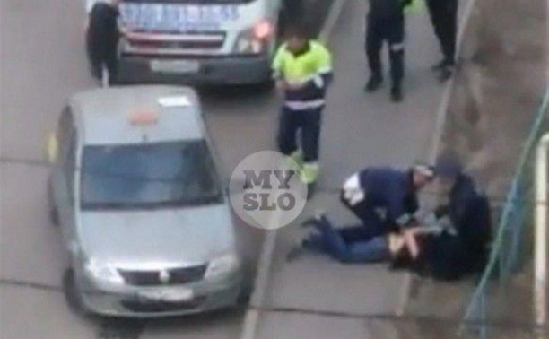 В Туле инспекторы ДПС надели наручники на пьяного таксиста: видео