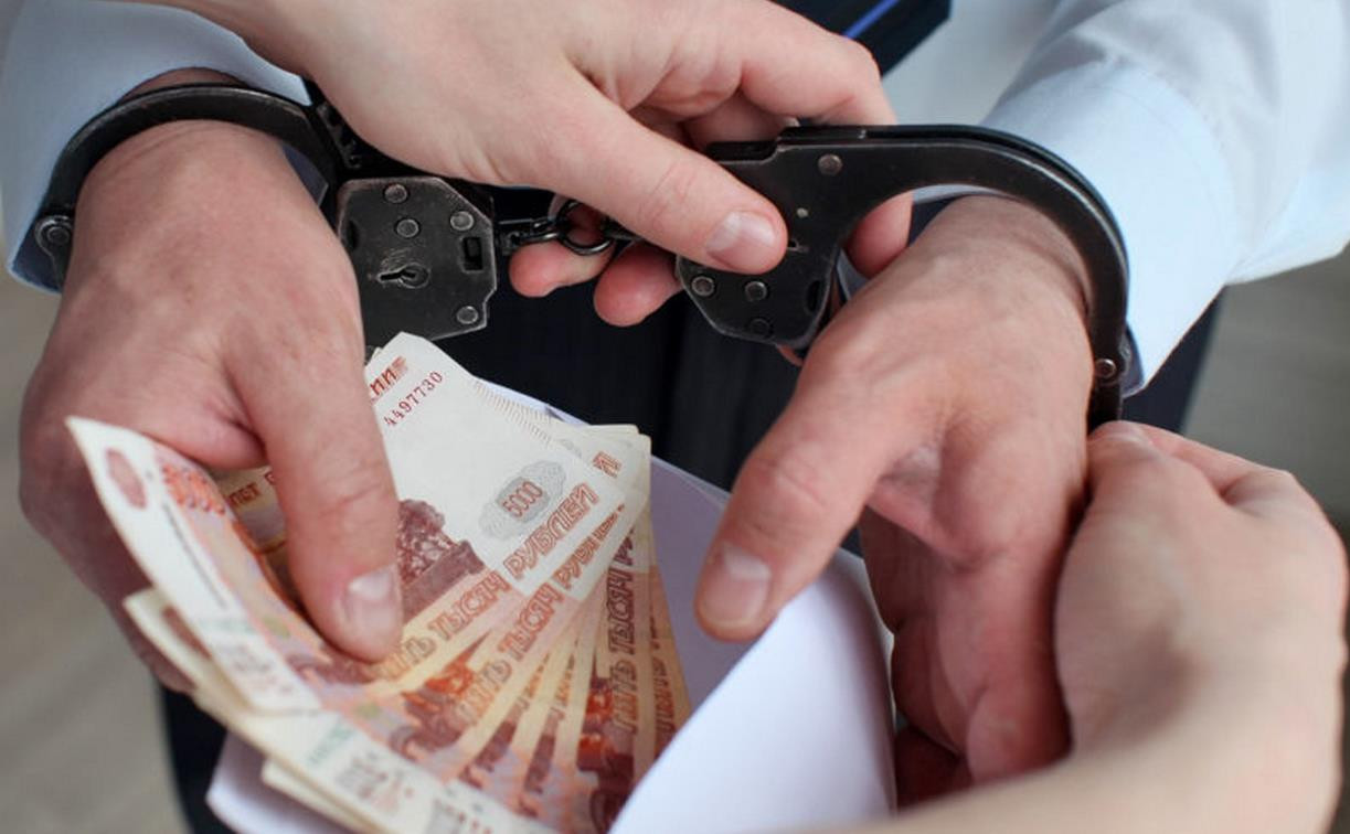 Офицер тульской полиции предложил чиновнику уйти от ответственности за 600 тысяч рублей