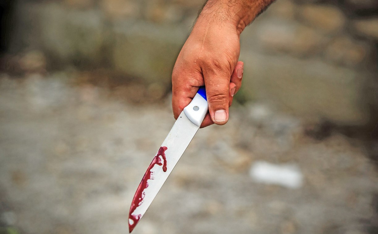 В Тульской области ревнивец напоил гостью ворованной водкой и напал на нее с ножом