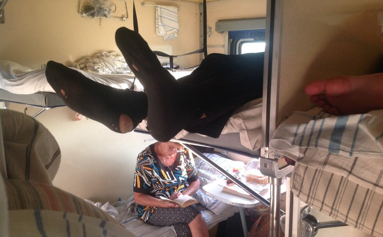 Депутат Госдумы предложил штрафовать пассажиров поездов за грязные носки