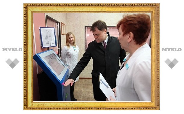 Владимир Груздев проверил работу терминала в Советской городской больнице