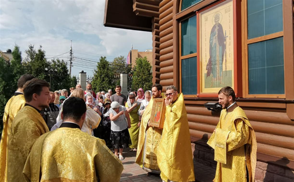 В Князь-Владимирском храме на территории Туламашзавода прошли Божественная литургия и крестный ход