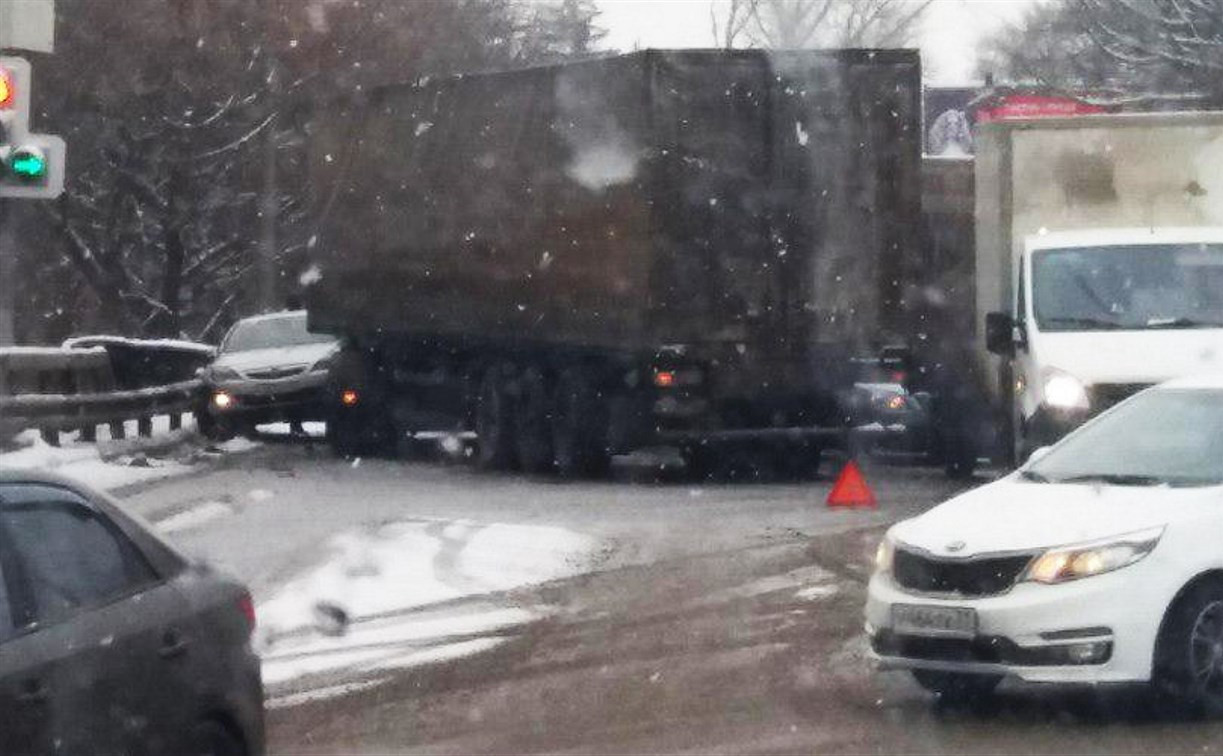 Путь в Мясново перекрыт: из-за ДТП с грузовиком образовалась гигантская пробка 