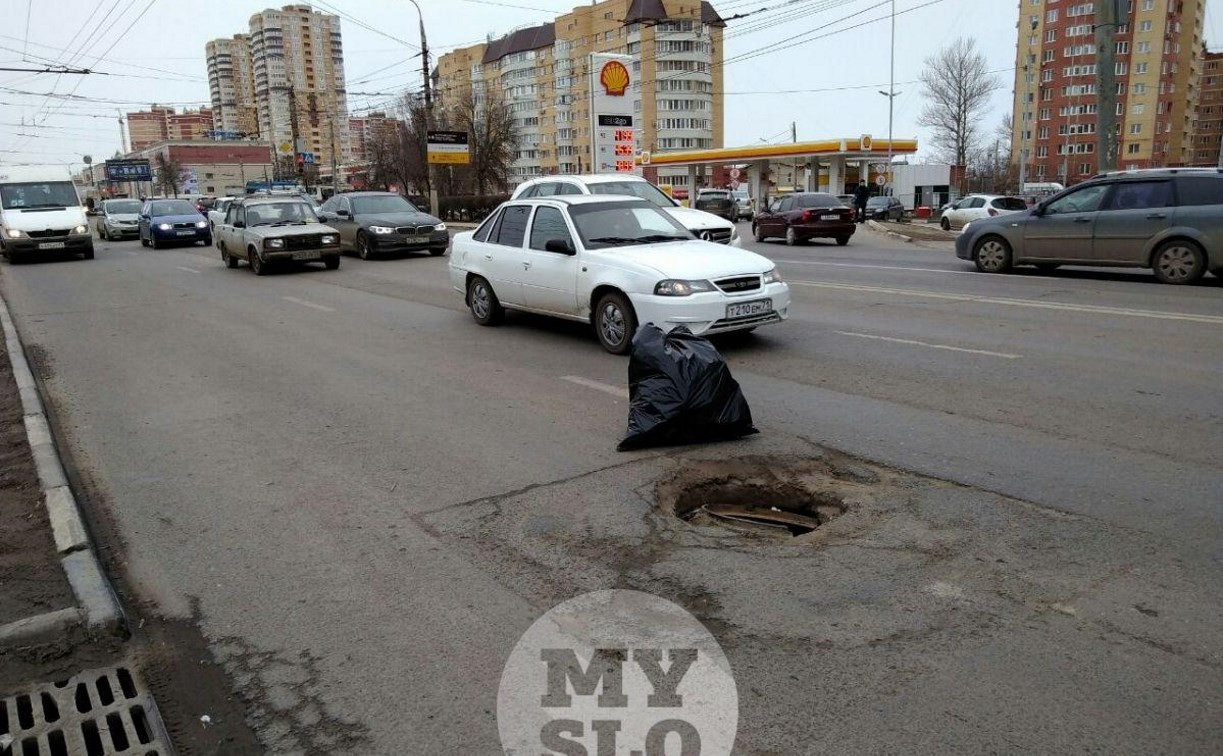 На проспекте Ленина в Туле провалившийся люк огородили мусорным мешком