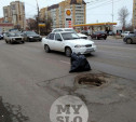 На проспекте Ленина в Туле провалившийся люк огородили мусорным мешком