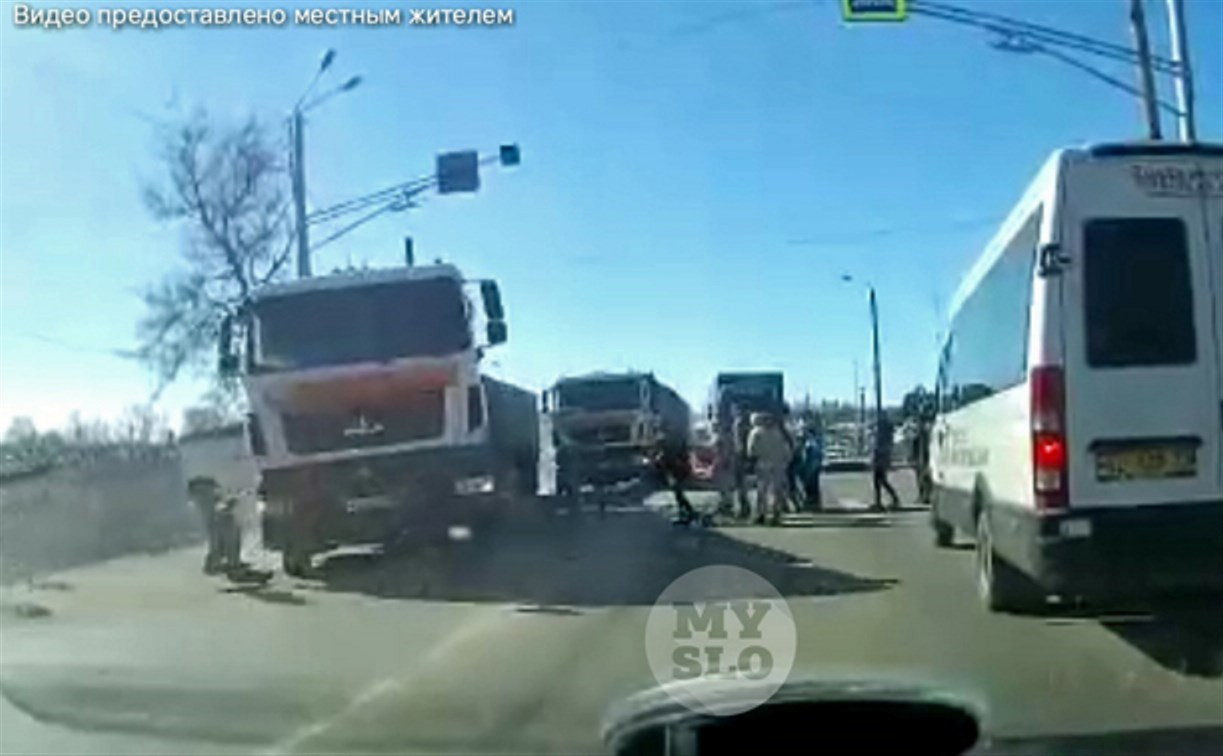 В Тульской области грузовик чудом не сбил группу подростков: видео