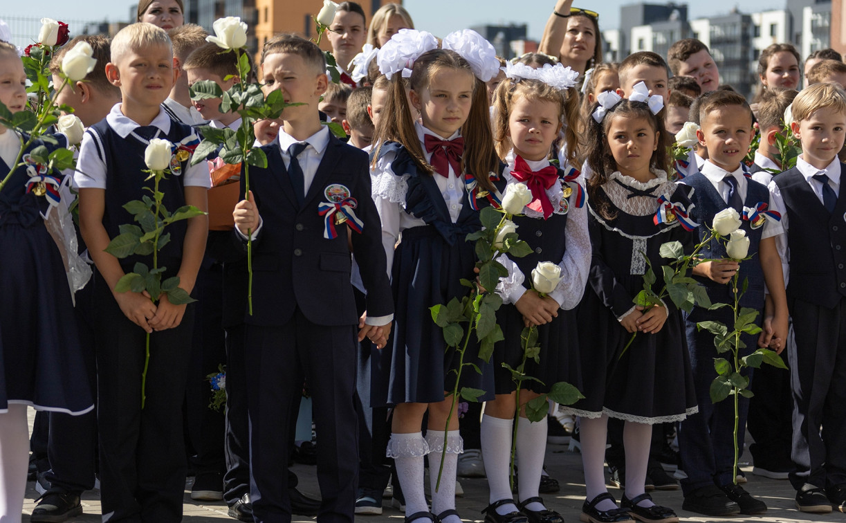 В Баташевской школе на улице Самоварной в Туле прошло торжественное открытие. Большой фоторепортаж 
