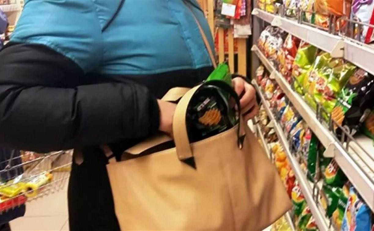 42-летняя жительница Щекино украла в магазине еду и алкоголь