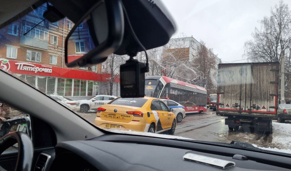 Из-за аварии в Туле на улице Руднева встали трамваи