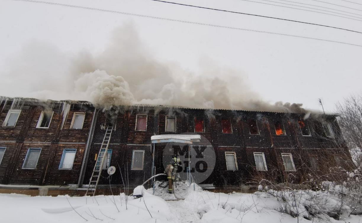 Страшный пожар в Шатске: с огнем не могут справиться почти два часа