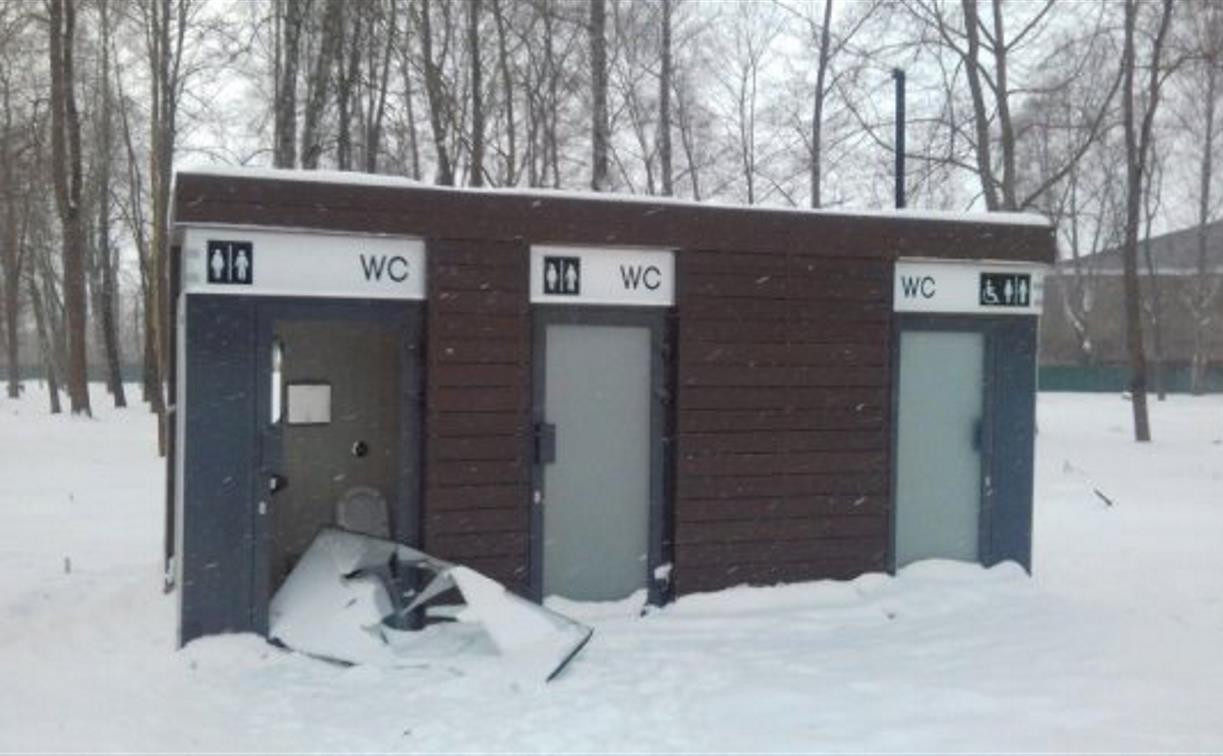 В ясногорском парке вандалы разгромили общественный туалет