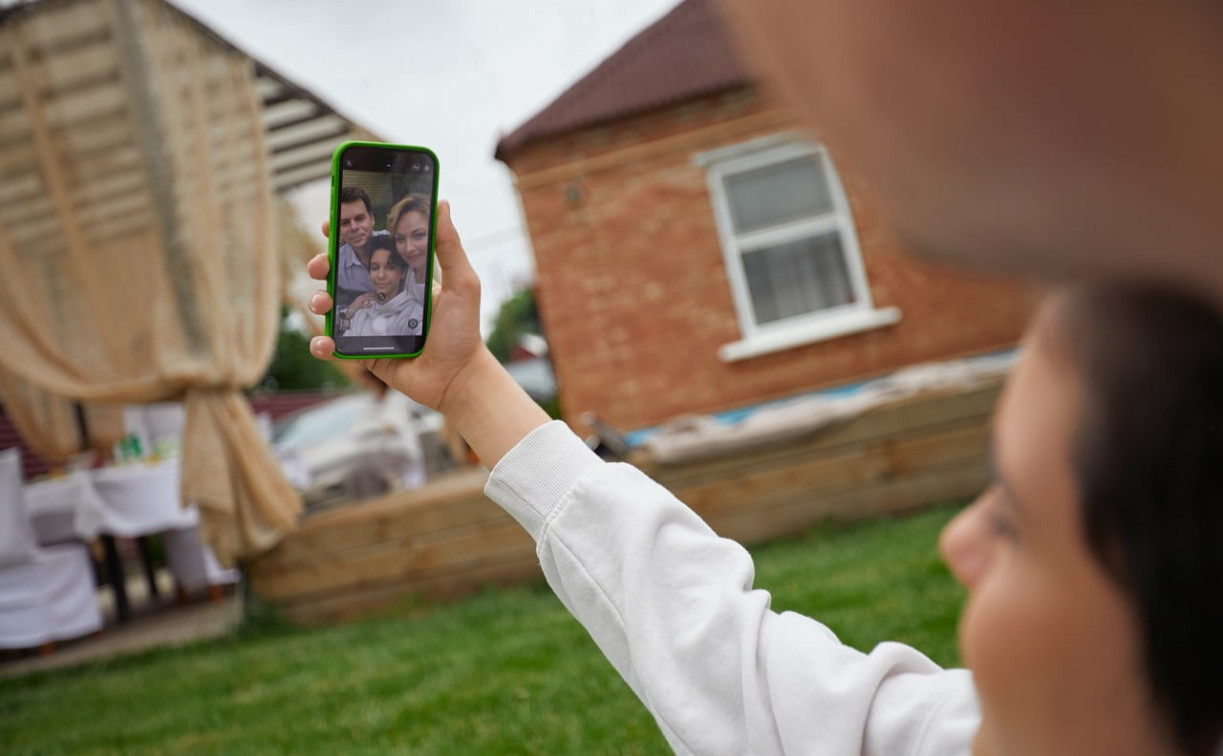 Смартфоны с ИИ догоняют фоторедакторы по росту популярности