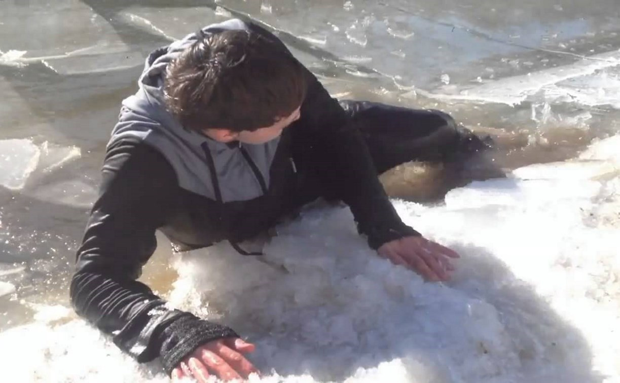 Алексинец спас провалившегося под лед школьника