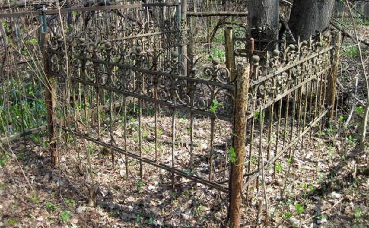 Уникальная могильная ограда пропала со Спасского кладбища Тулы