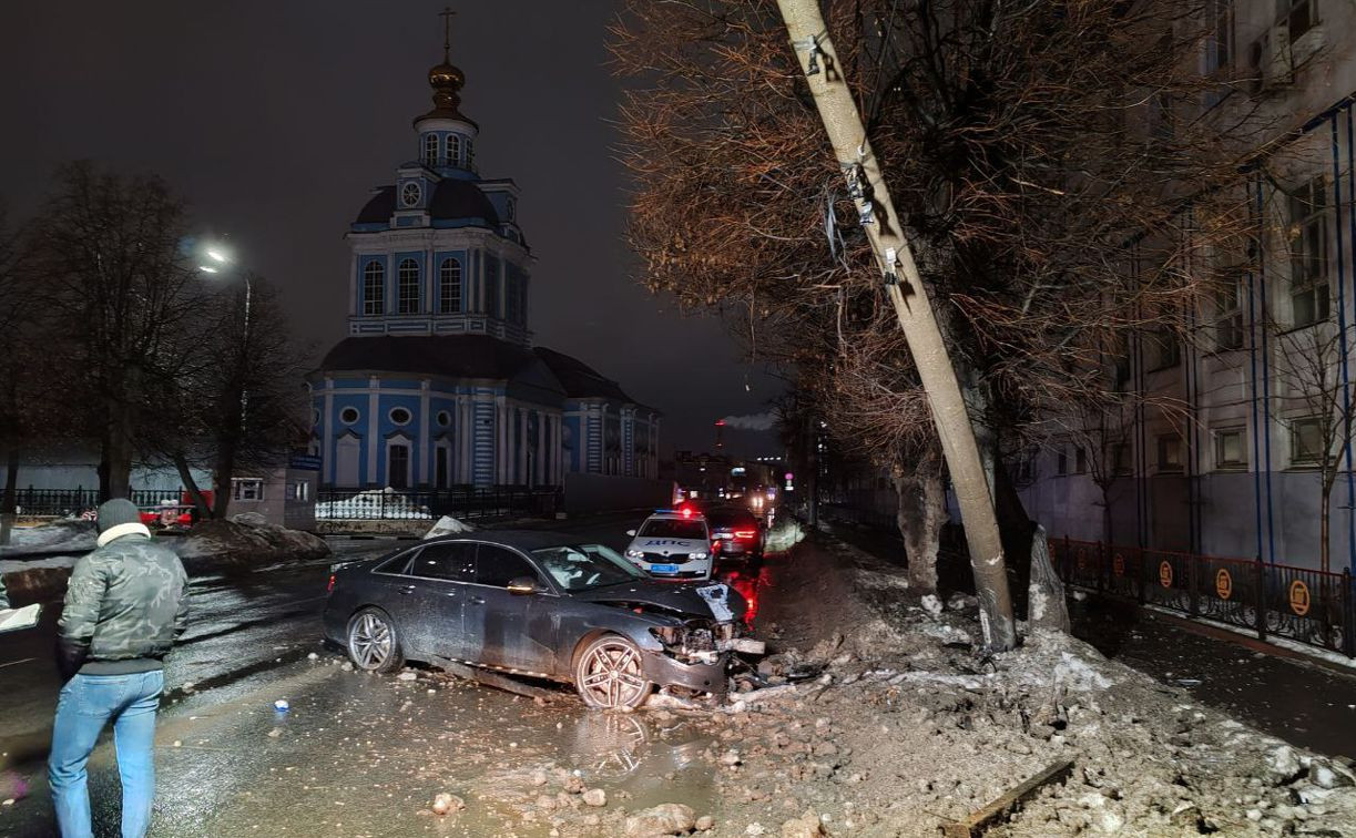 На ул. Мосина Audi влетела в столб ЛЭП