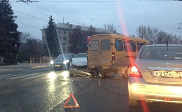 У Комсомольского парка в Туле столкнулись легковой автомобиль и маршрутка