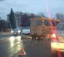 У Комсомольского парка в Туле столкнулись легковой автомобиль и маршрутка