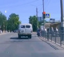 На ул. Кирова «буханка» пролетела на красный и едва не снесла пешеходов