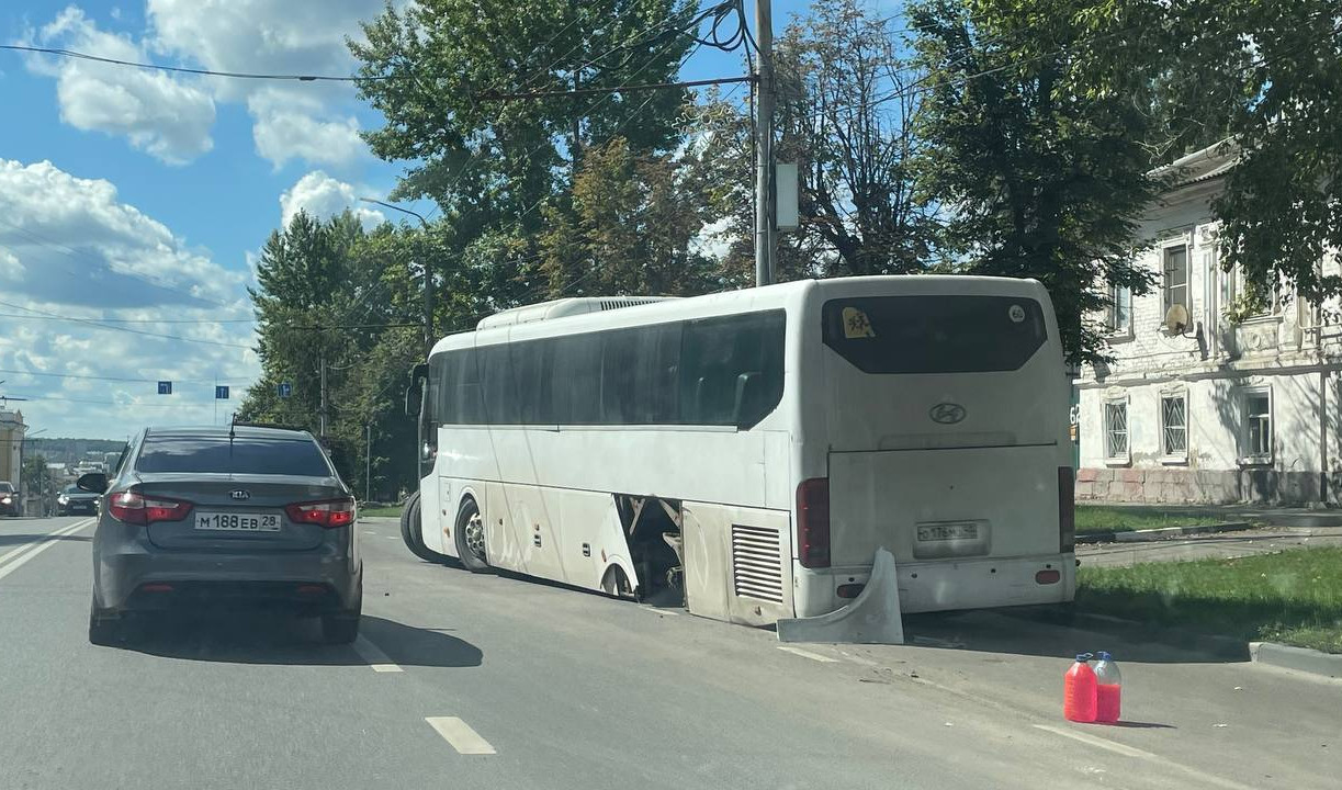 На ул. Октябрьской у автобуса оторвалось колесо