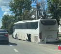 На ул. Октябрьской у автобуса оторвалось колесо