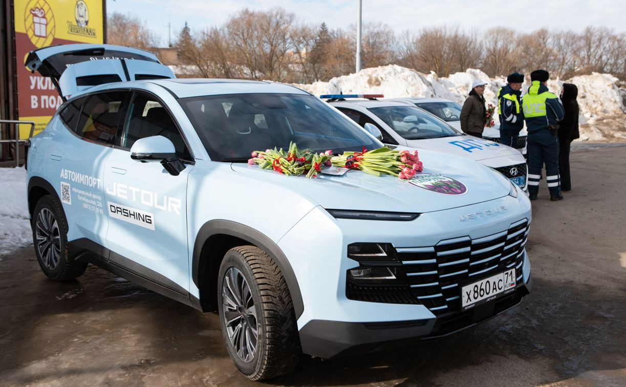 «Цветочный патруль»: официальный дилер Jetour Автоимпорт в Туле сделал сюрприз автоледи к 8 Марта