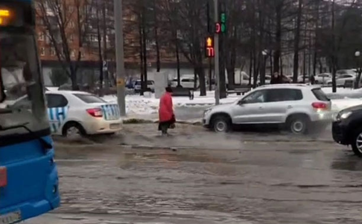Туляк заснял потоп в центре города: женщина переходила дорогу по колено в воде