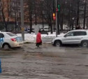 Туляк заснял потоп в центре города: женщина переходила дорогу по колено в воде