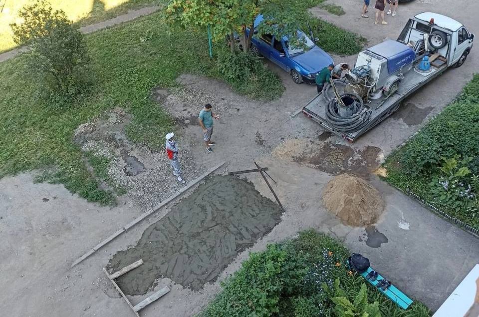 Жители Новомосковска: «Мы восемь лет просили асфальт, а получили цемент!»