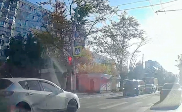 На ул. Луначарского водитель «внезапно» оказался на встречке