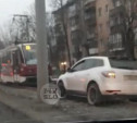 Mazda повисла на трамвайных путях: водитель утверждает, что его подрезали