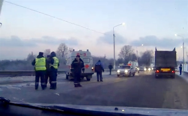 На трассе М2 столкнулись фура и легковушка